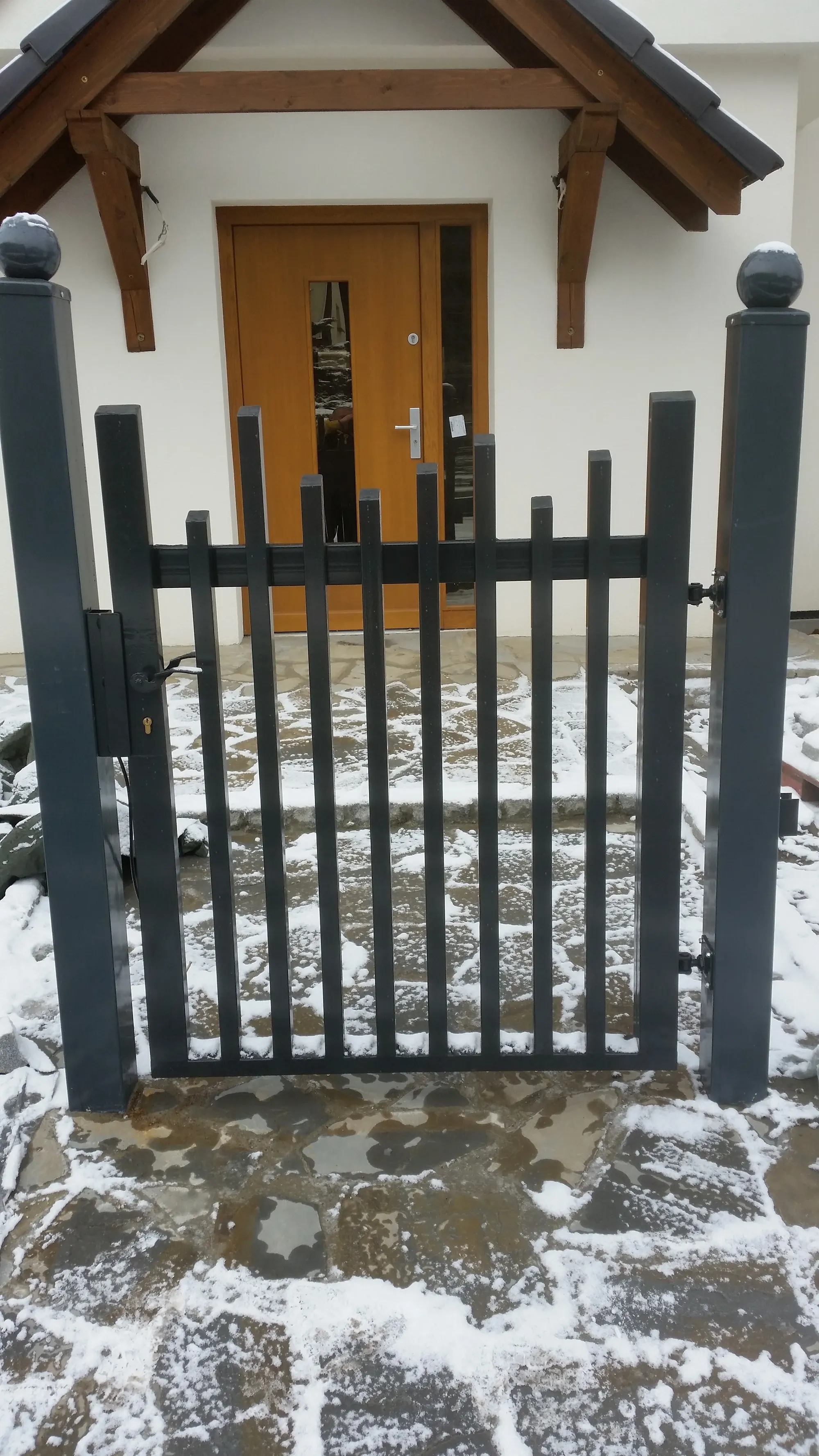 Furtka nowoczesna z profili pionowych - nieregularna