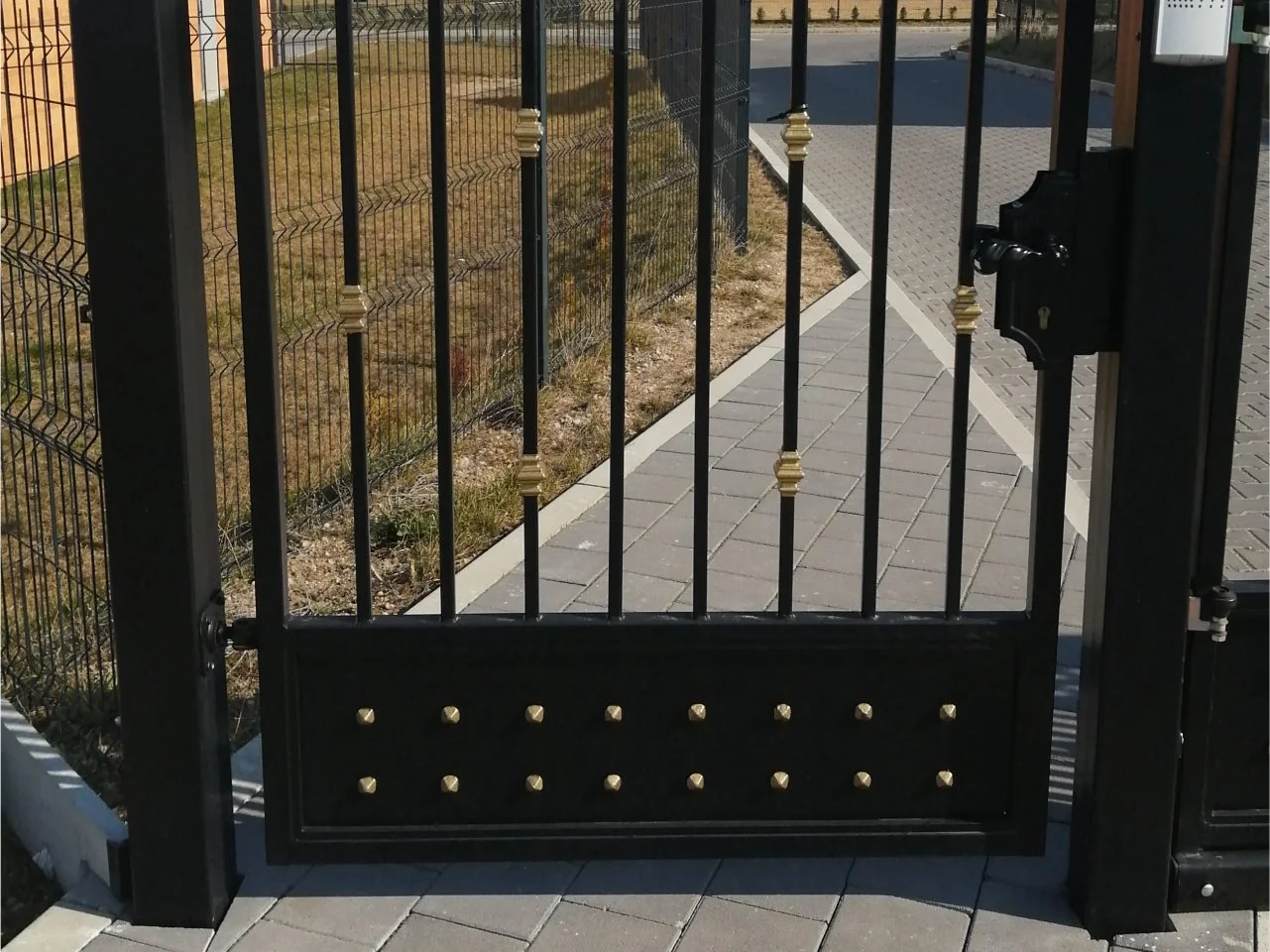 Furtka nowoczesna z nitami - Czarna