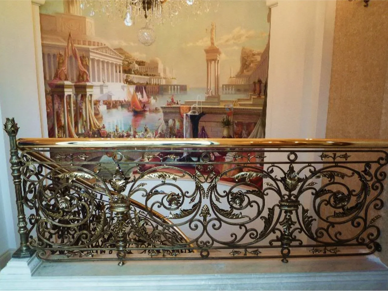 Gęsto Zdobiona Balustrada Kuta ze Złotym Pochwytem