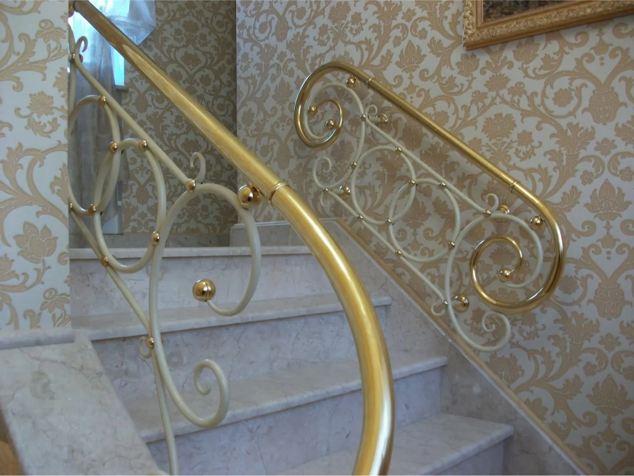 Jasna Balustrada Kuta ze Złoconymi Kulami