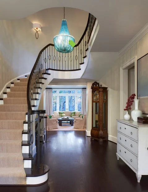 Klasyczna balustrada kuta we wnętrzu rezydencji