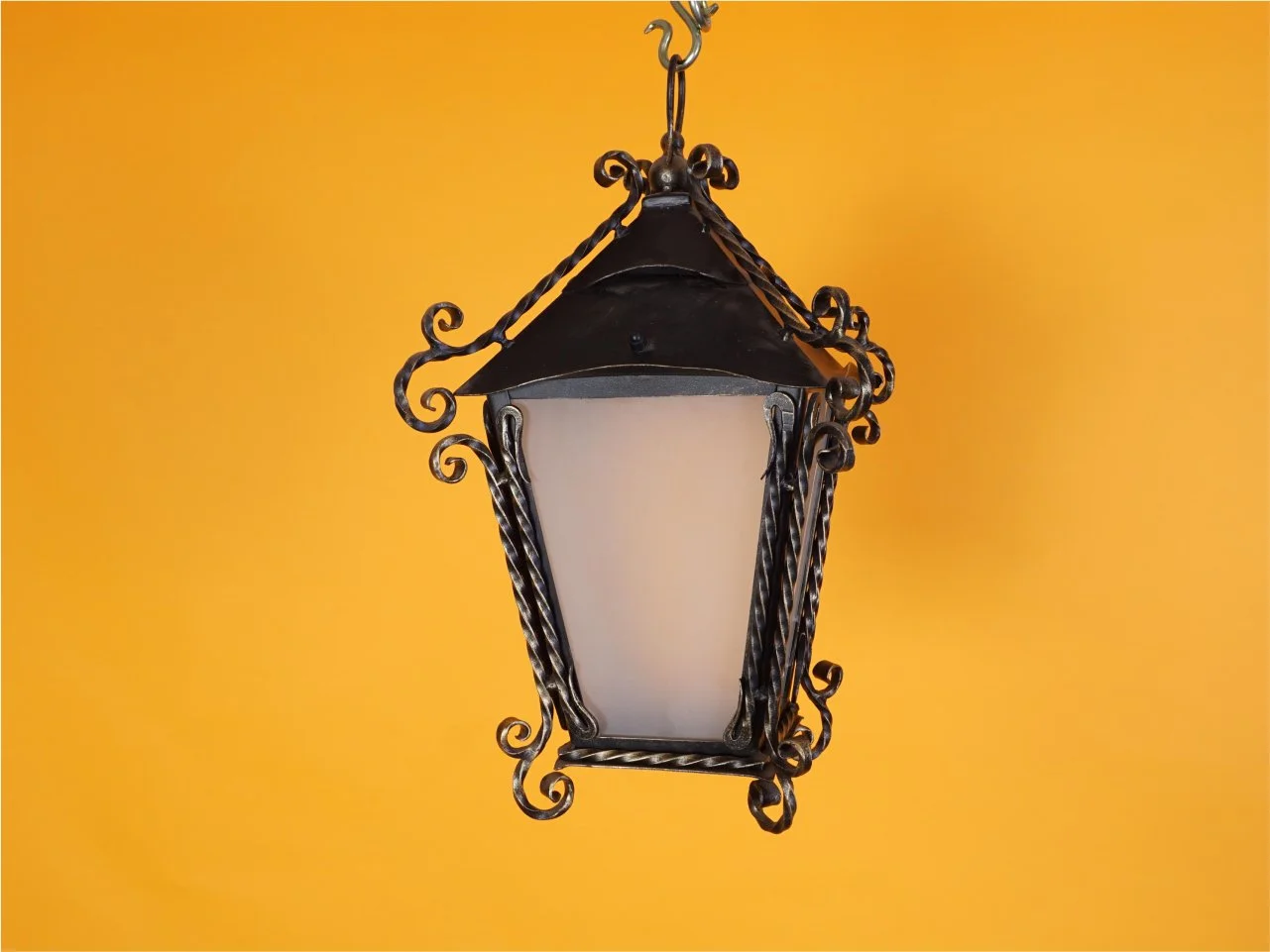 Klasyczny lampion wiszący - Metaloplastyka