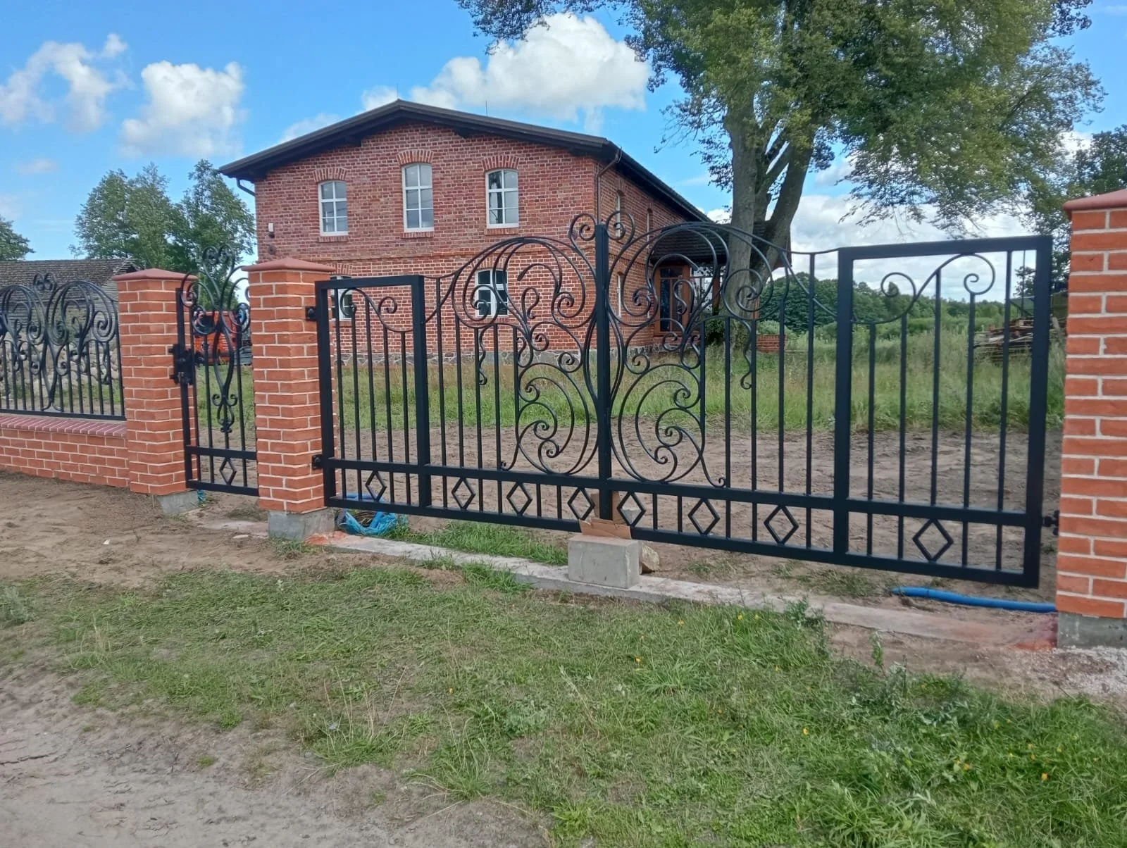 Kompletne Ogrodzenie Kute przy Domu z Charakterem