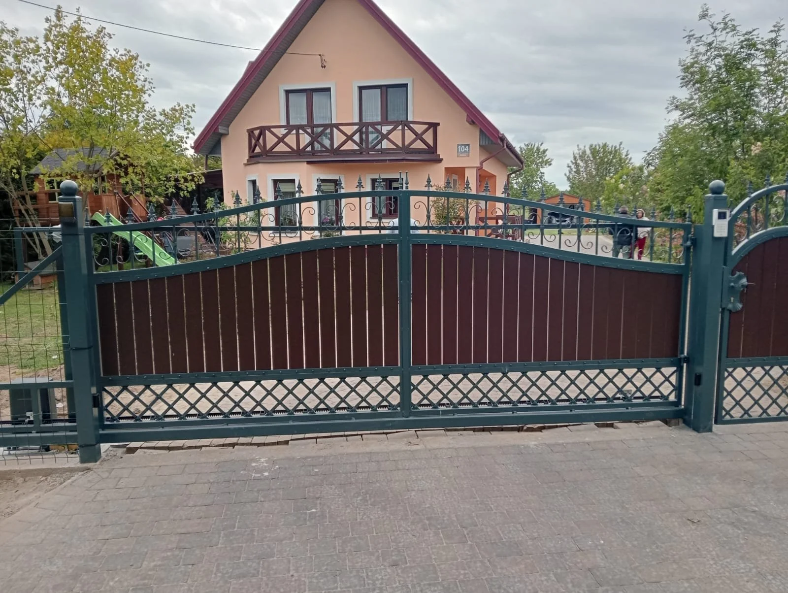 Brama Dwuskrzydłowa - Drewno i Zieleń