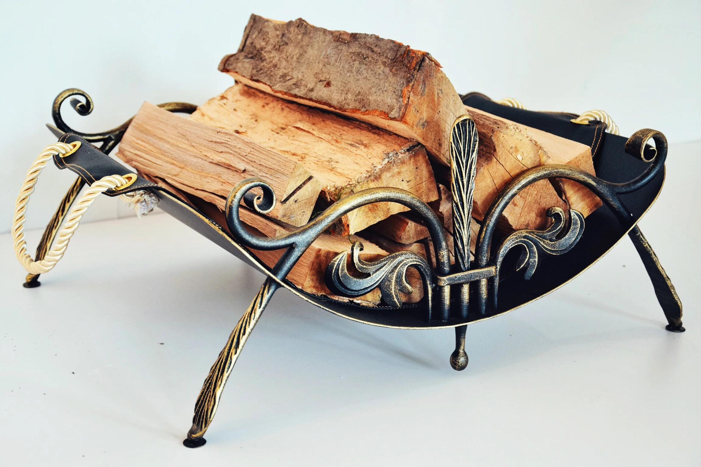 Kosz na drewno 'Lilia' (perspektywa)