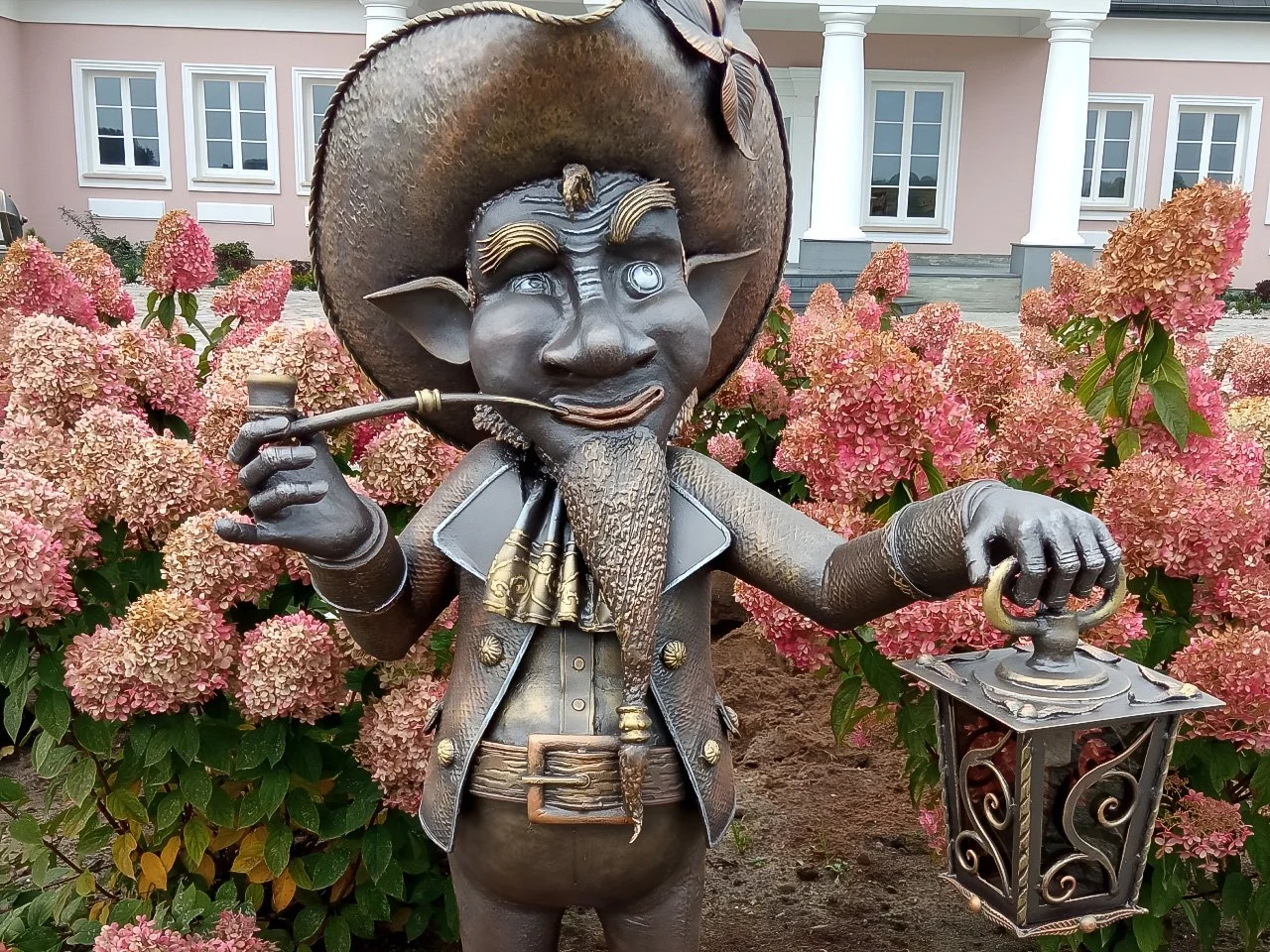 Krasnolud Latarnik z Fajką - Rzeźba Kuta