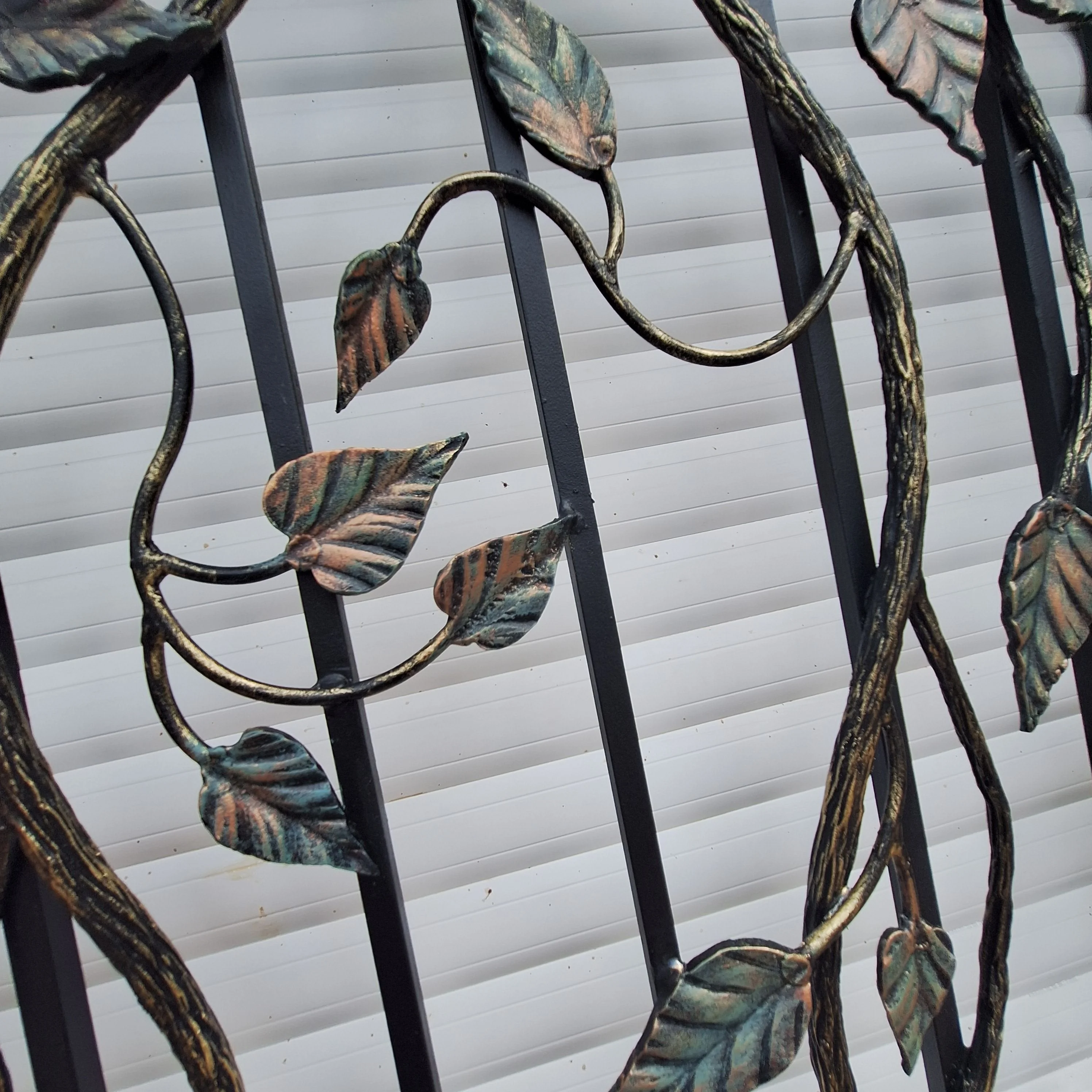 Krata Okienna Kuta – Detal Liście z Patyną