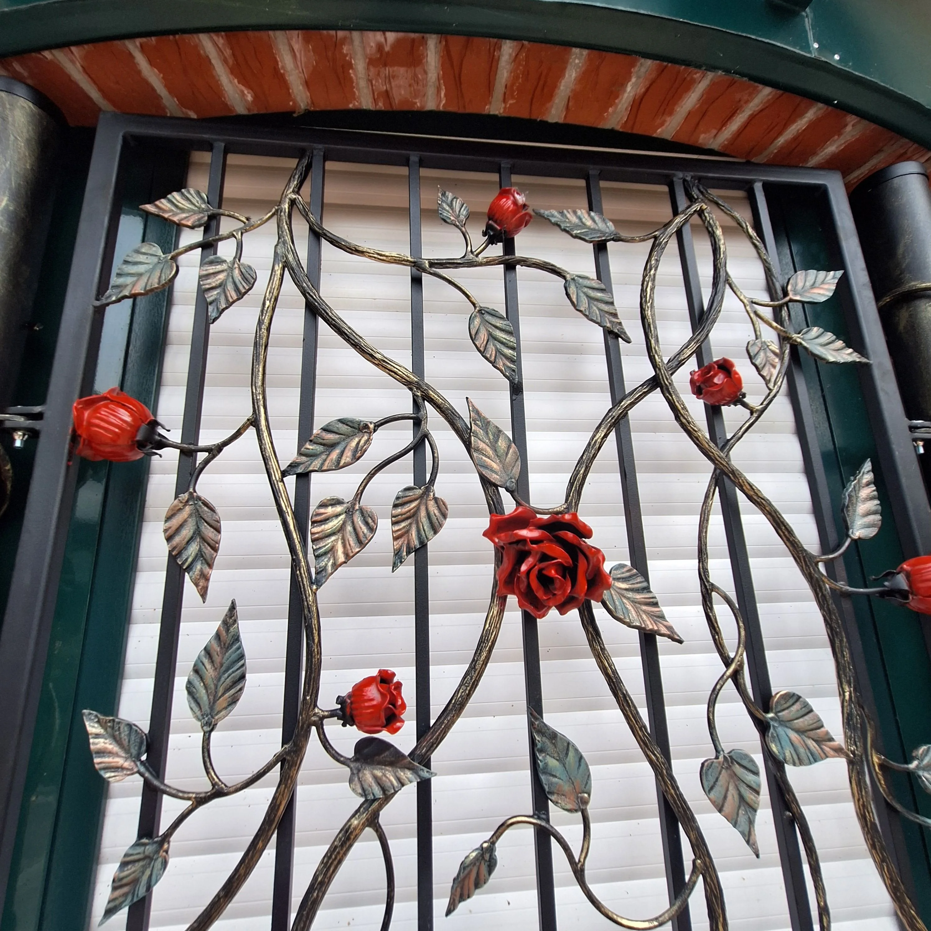 Artystyczna Krata Okienna z Różami