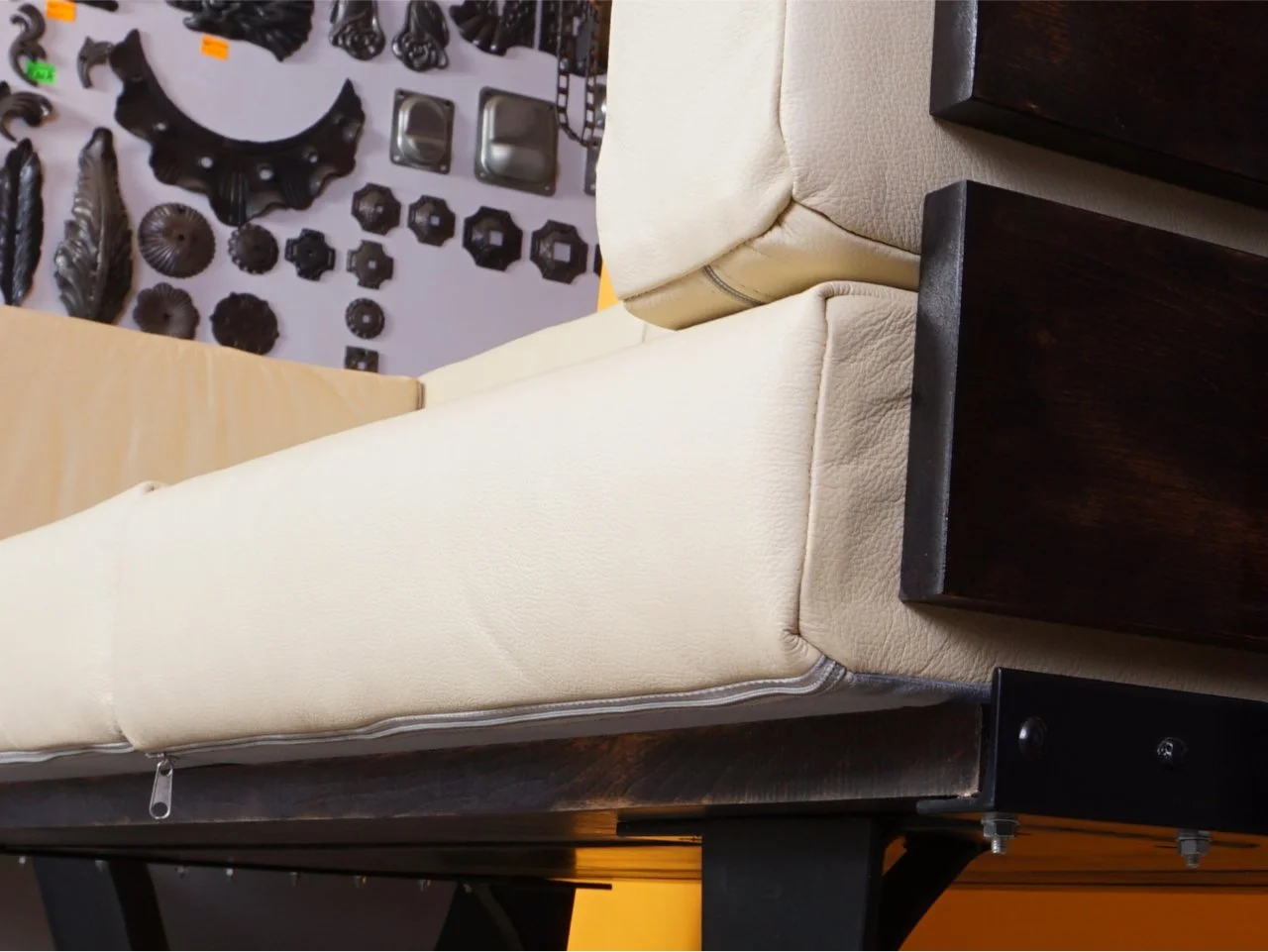 Krawędź siedziska luksusowej sofy