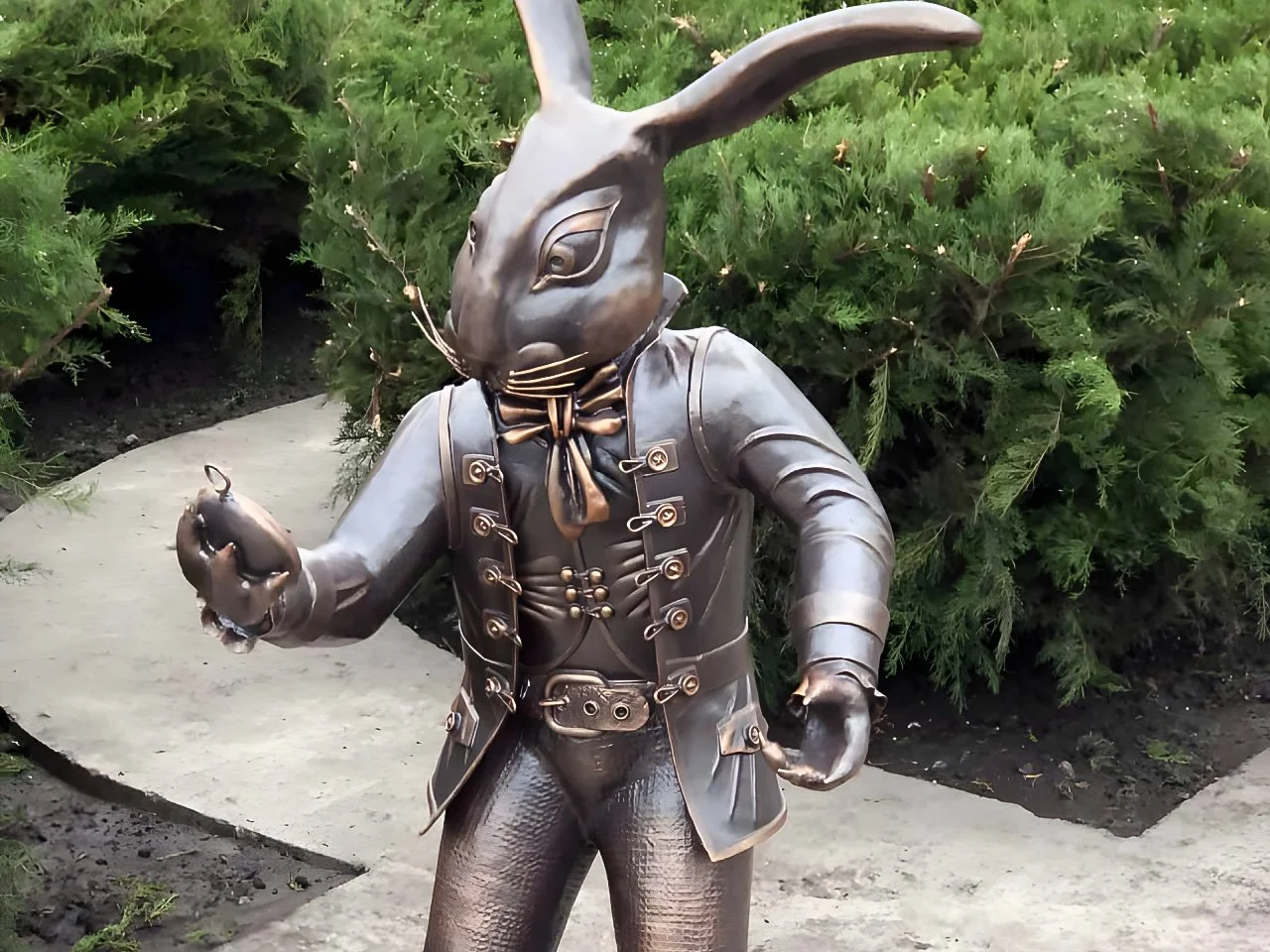 Biały Królik z Zegarkiem - Detal