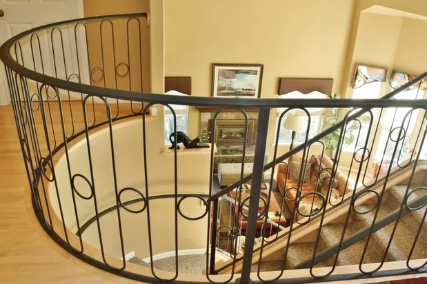 Krzywoliniowa balustrada - schody i antresola