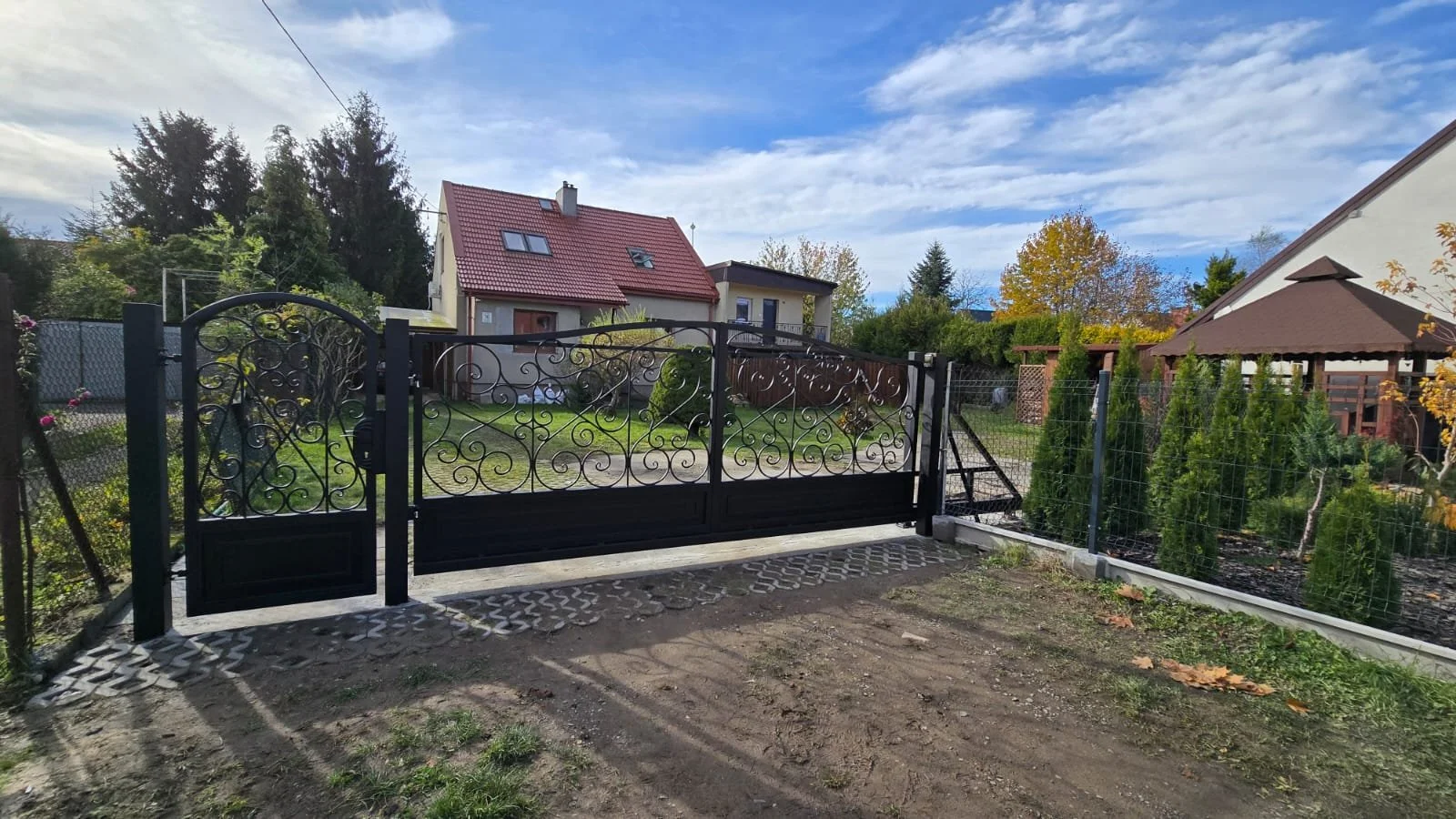 Kuta Brama Dwuskrzydłowa Czarna z Furtką – Pełny Widok