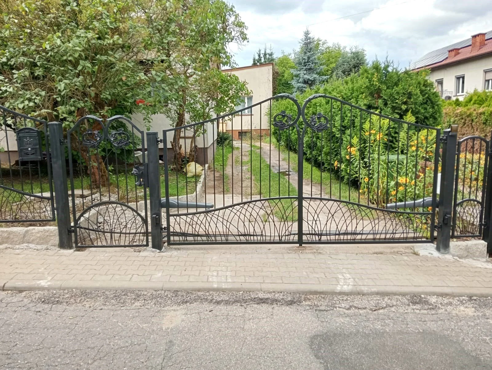 Czarna Brama Kuta z Ozdobnymi Detalami – Klasyka Gatunku