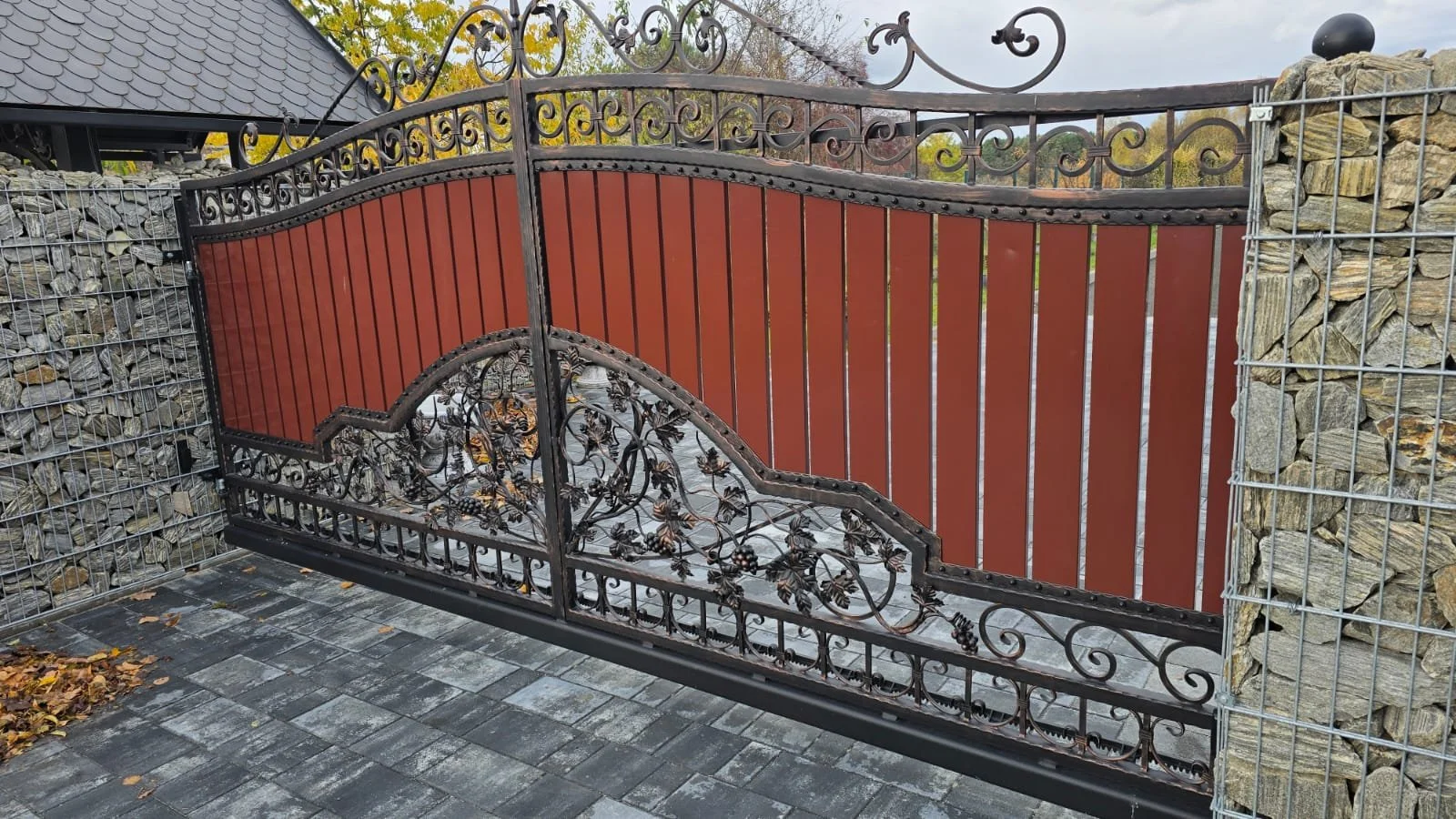 Kuta Brama Wjazdowa – Motyw Roślinny i Drewno (Widok 2)