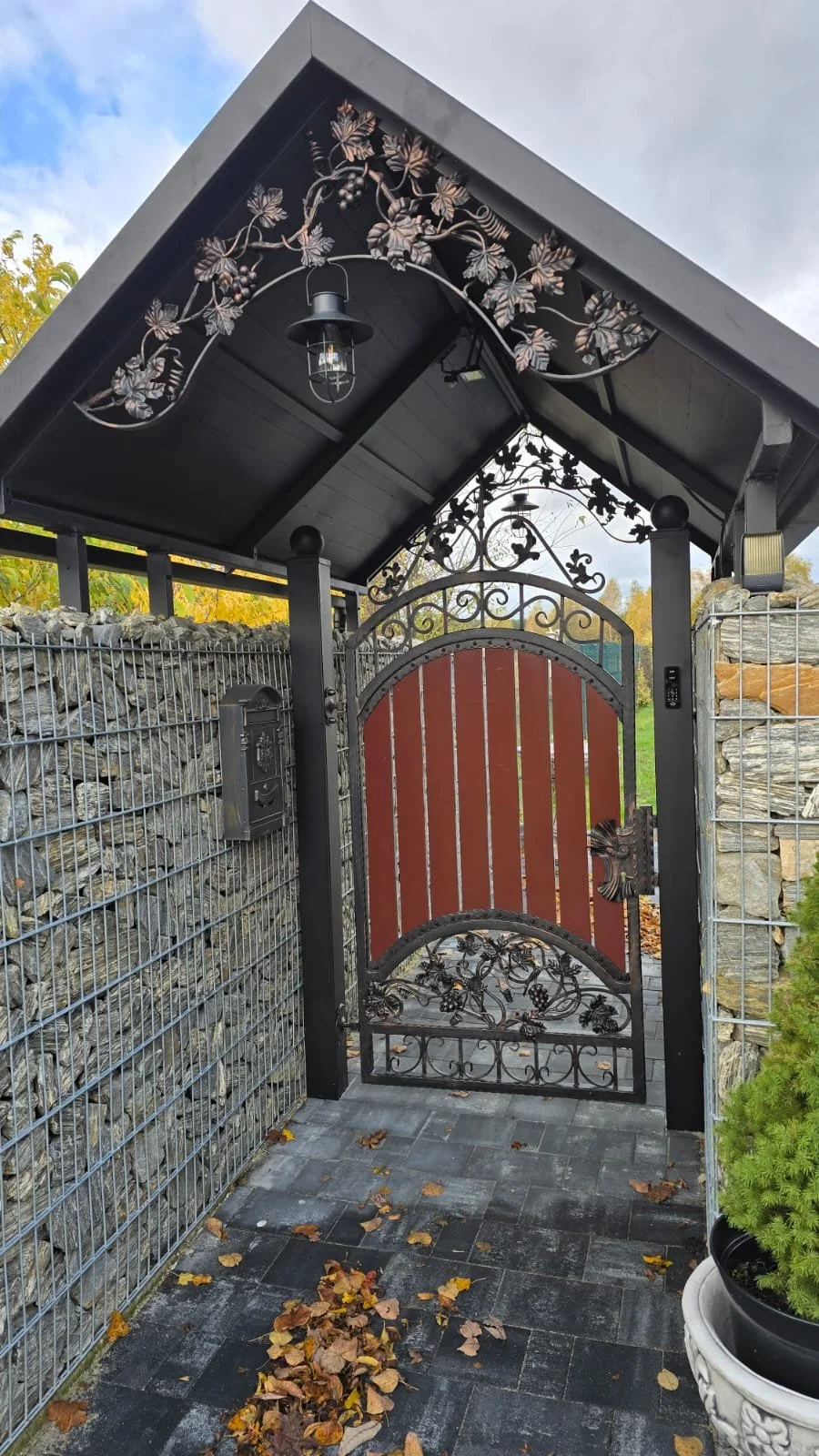 Kuta Furtka Ogrodowa – Aranżacja z Gabionami (Widok 2)