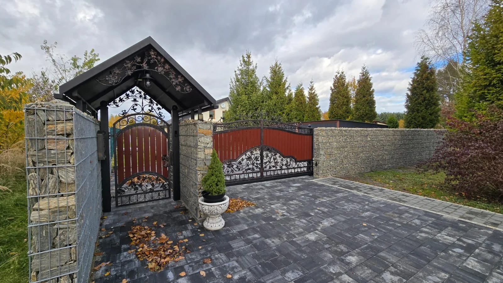 Kuta Furtka z Daszkiem – Motyw Winorośli