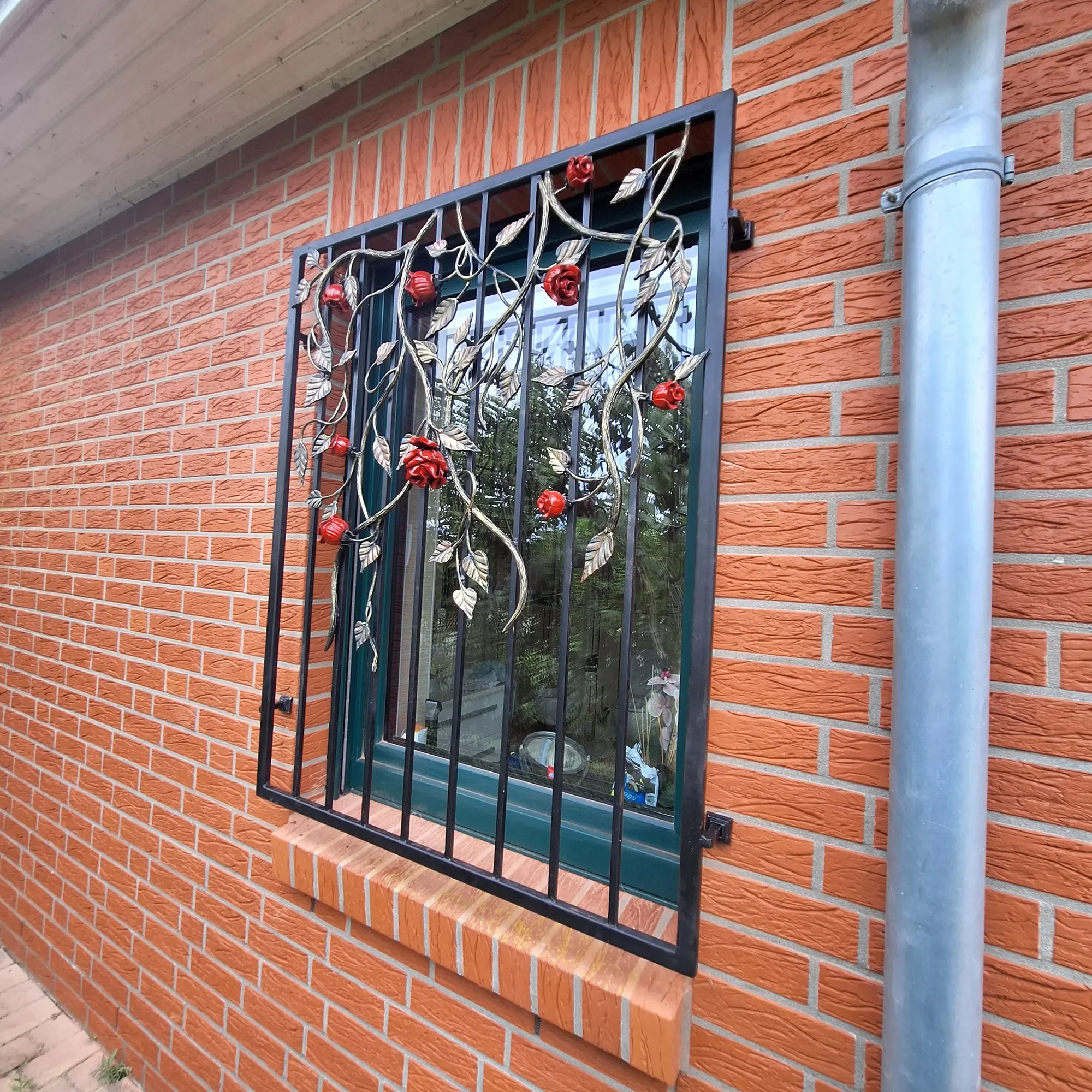 Ozdobna Krata Okienna z Motywem Róż – Rękodzieło Kowalskie