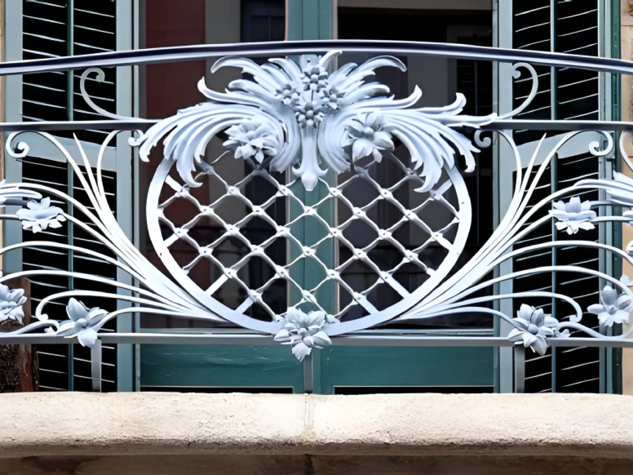 Kuta Kratka - Detal Białej Balustrady