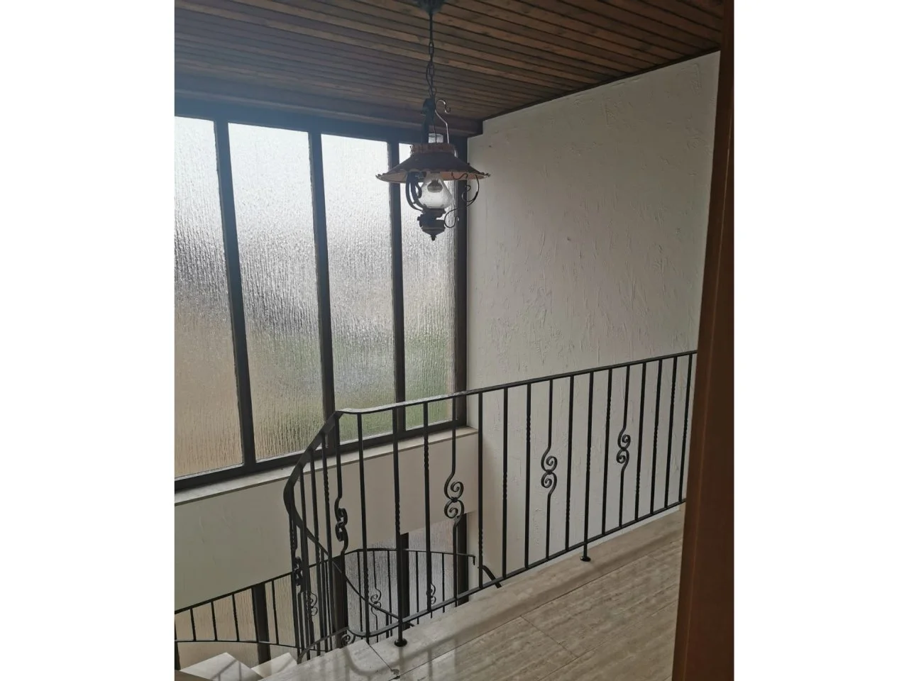 Kuta lampa wisząca nad schodami - Retro