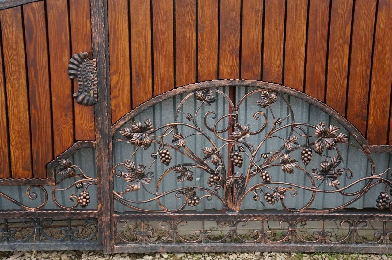Kuta wstawka winogrona - brama drewniana