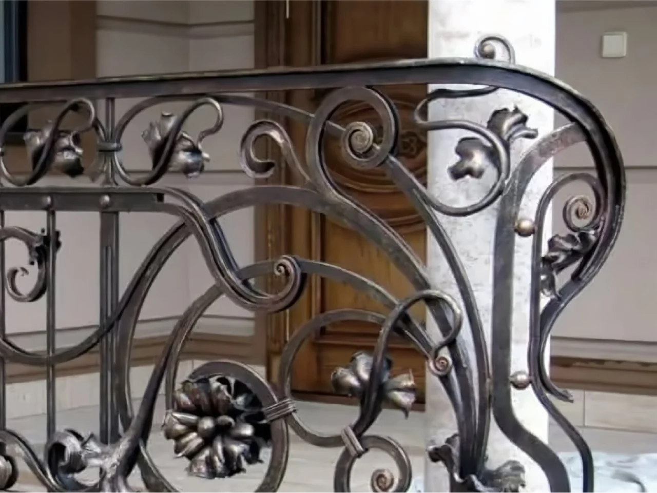 Kute Kwiaty - Detal Artystycznej Balustrady