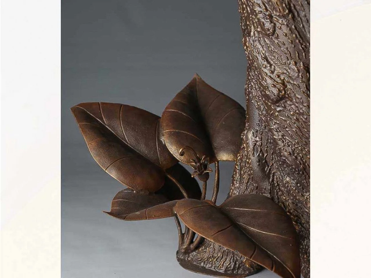 Kute Liście na Pniu Drzewa - Detal