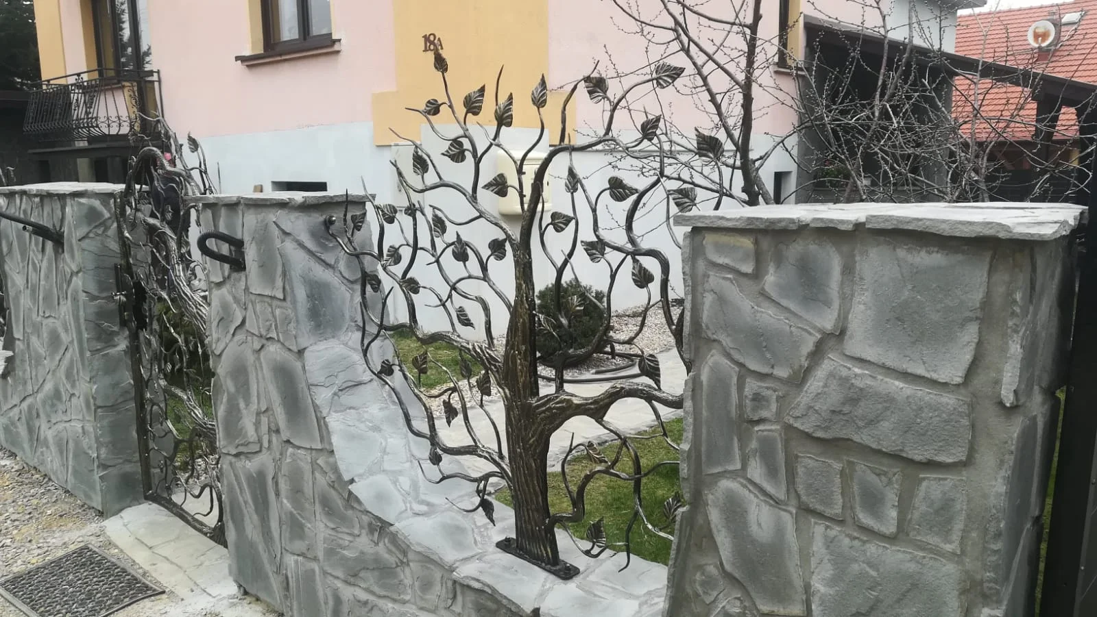 Kute Przęsło - Drzewo w Ogrodzie