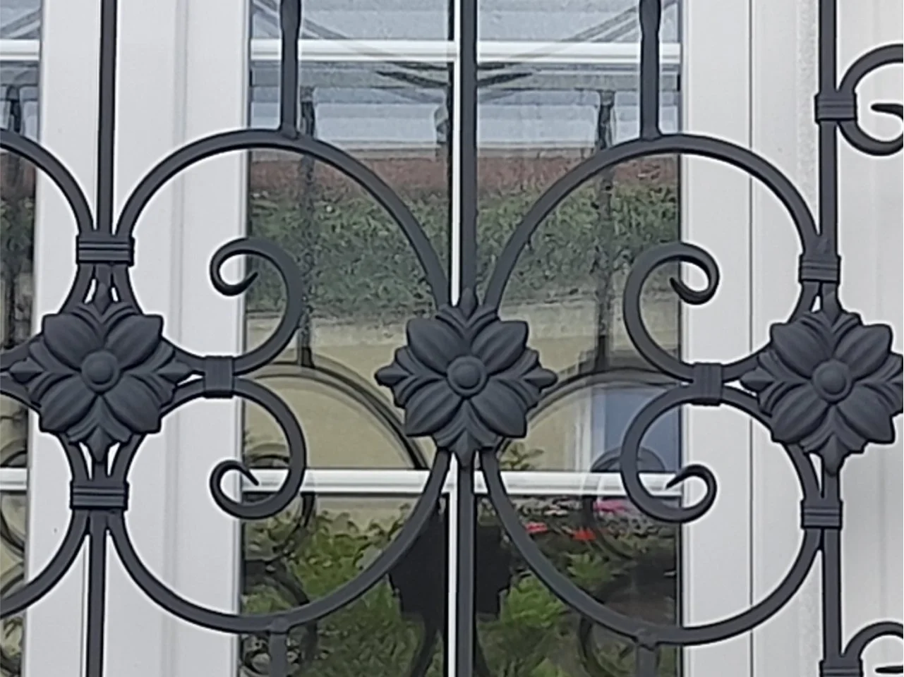 Kute róże - Detal dekoracyjny metaloplastyki