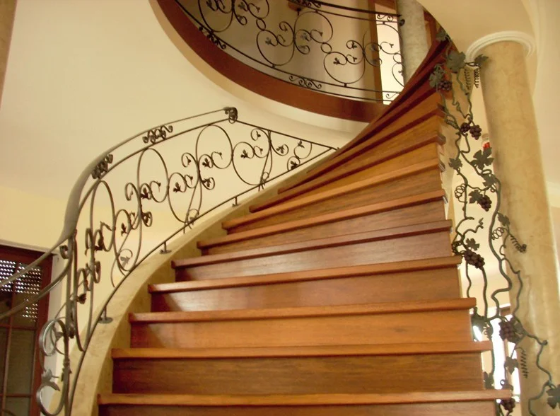 Kute Winogrona na Schodach Drewnianych