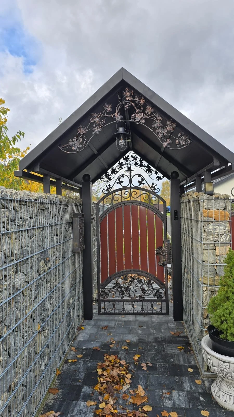 Kuty Daszek nad Wejściem – Liście Winogrona (Widok 2)