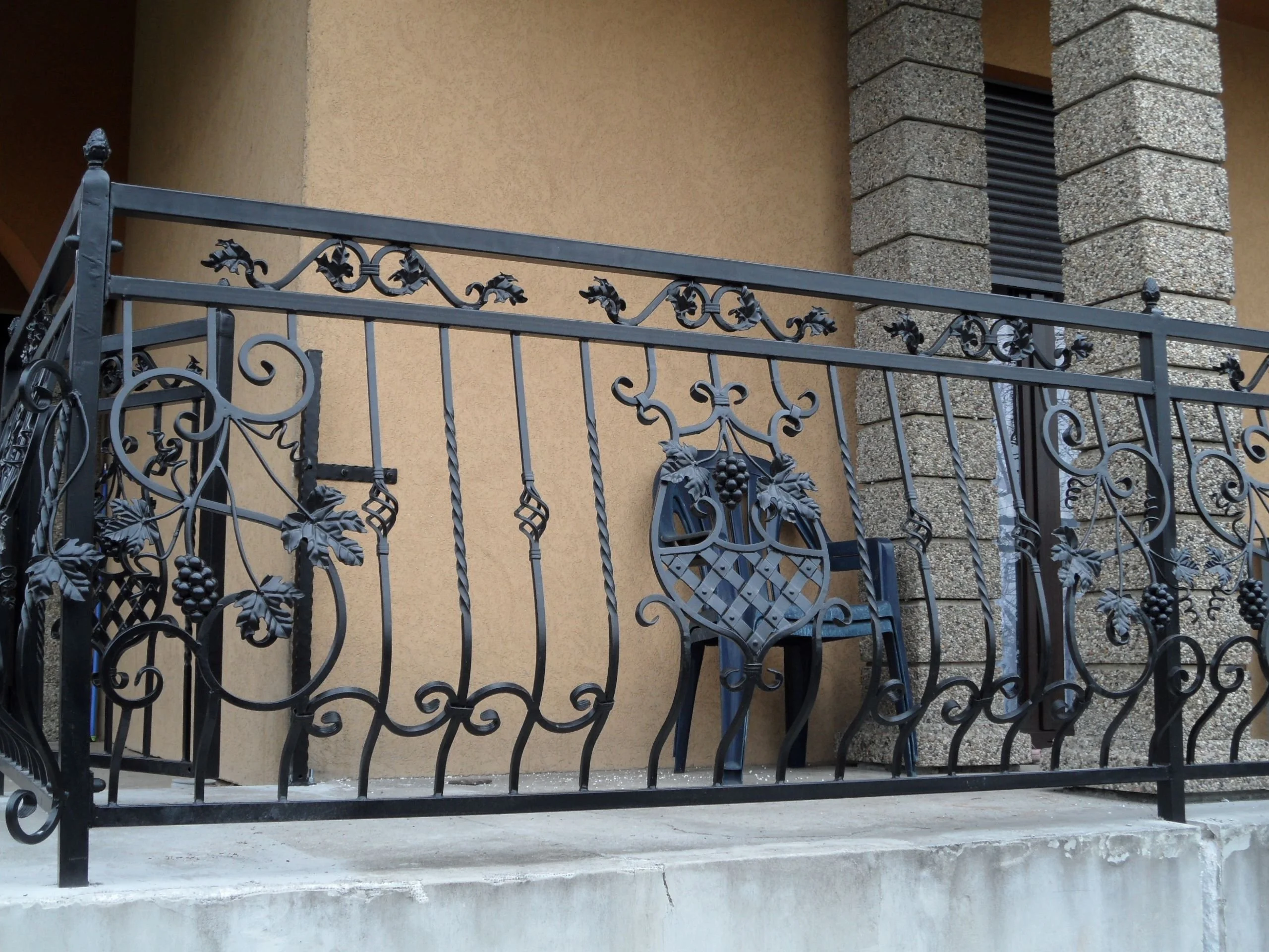 Kuty kosz z winogronami - ozdoba balustrady