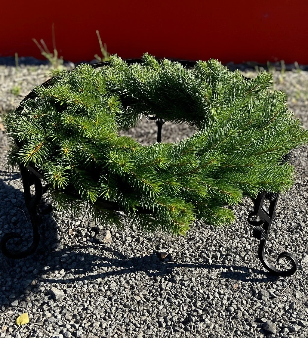 Kuty Kwietnik Stojący – Stroik Świąteczny z Wieńcem