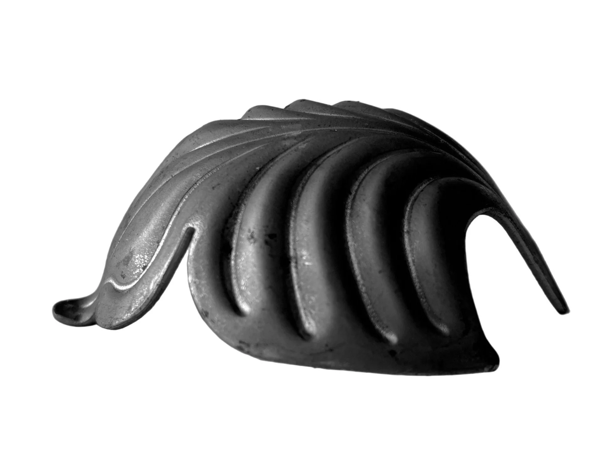 Kuty Ornament "Muszla" – Wygięty Liść Stalowy