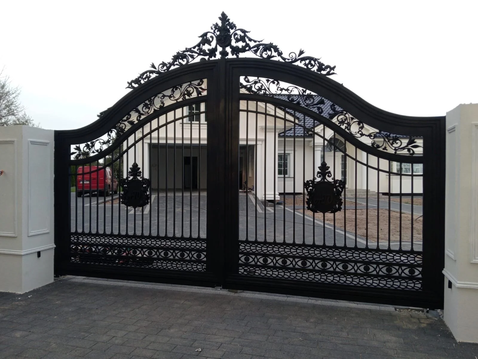 Brama Rezydencjonalna - Łukowa z Koroną