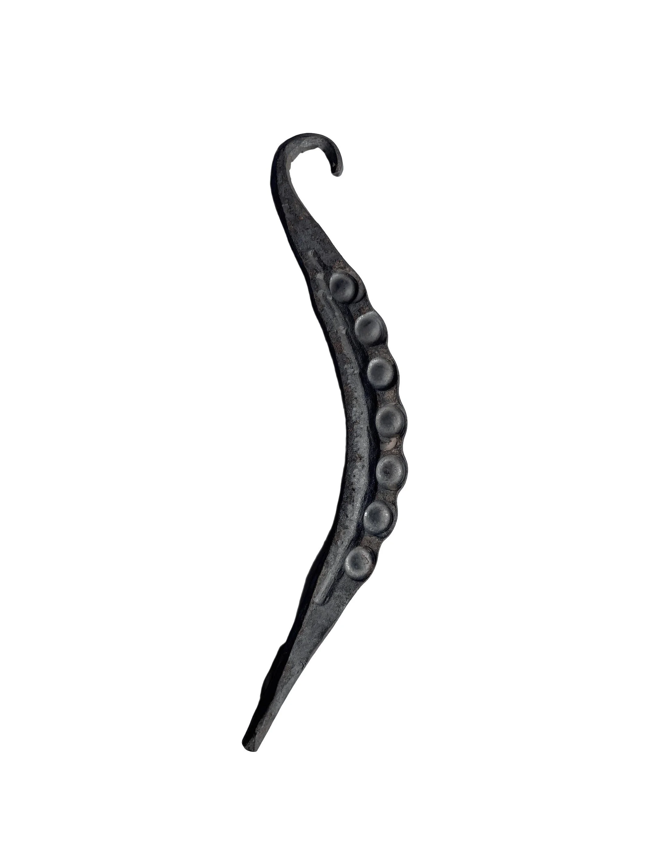 Kuty Ornament Stalowy z Nitami – Detal