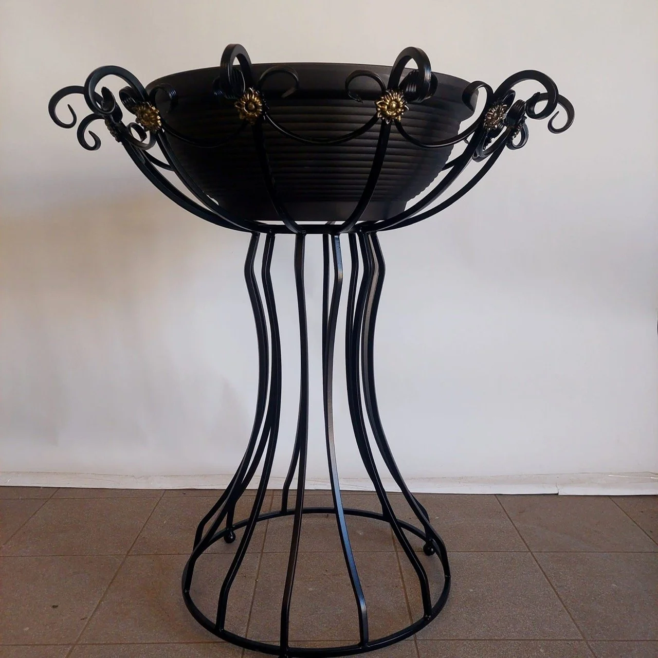 Kwietnik Kuty Stojący – Ozdoba Ogrodu i Tarasu