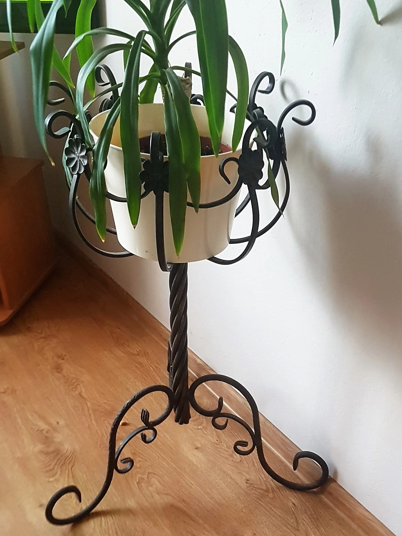 Kwietnik kuty stojący pojedynczy