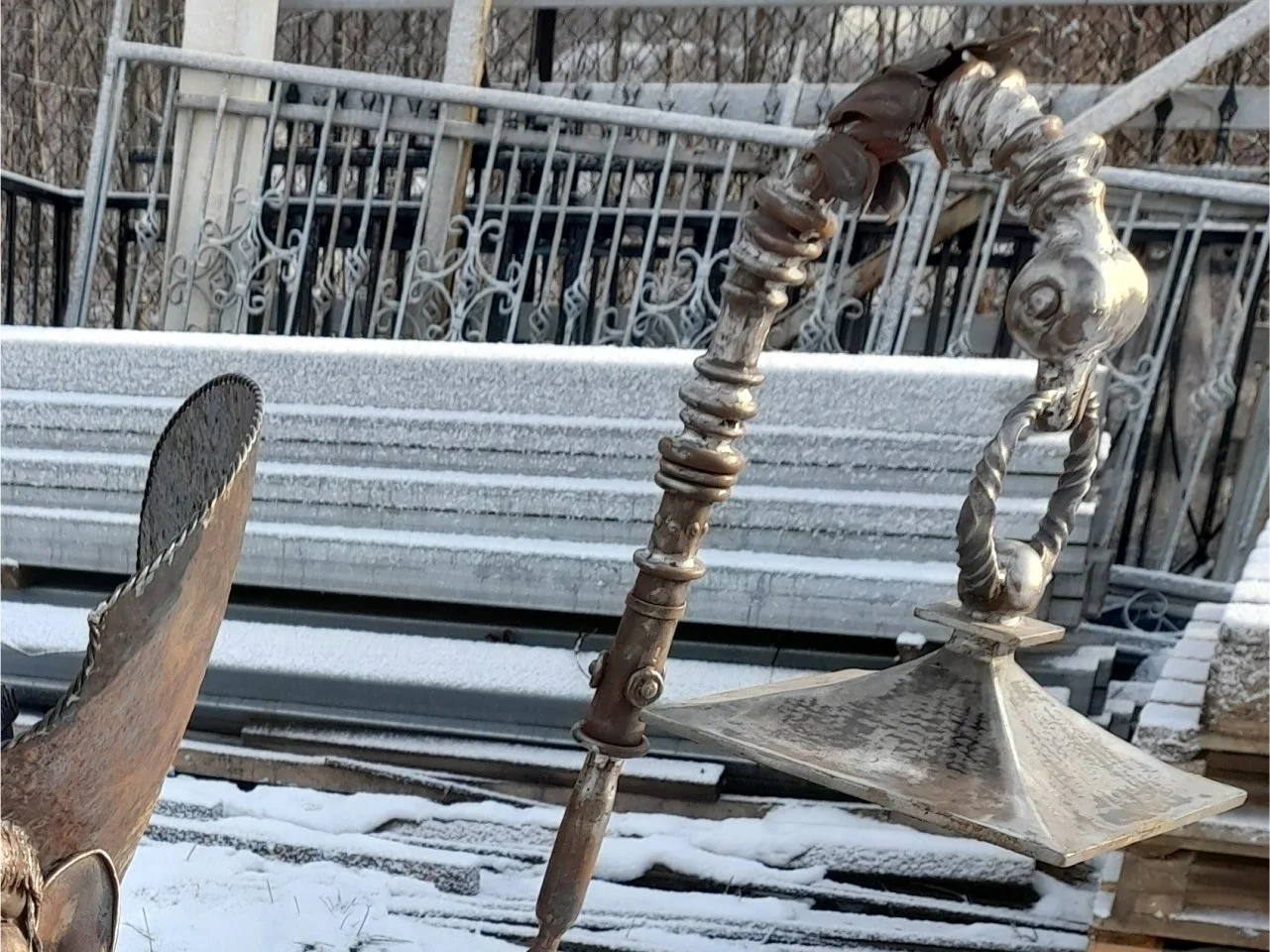 Latarnia Kuta - Detal Rzeźby Krasnala