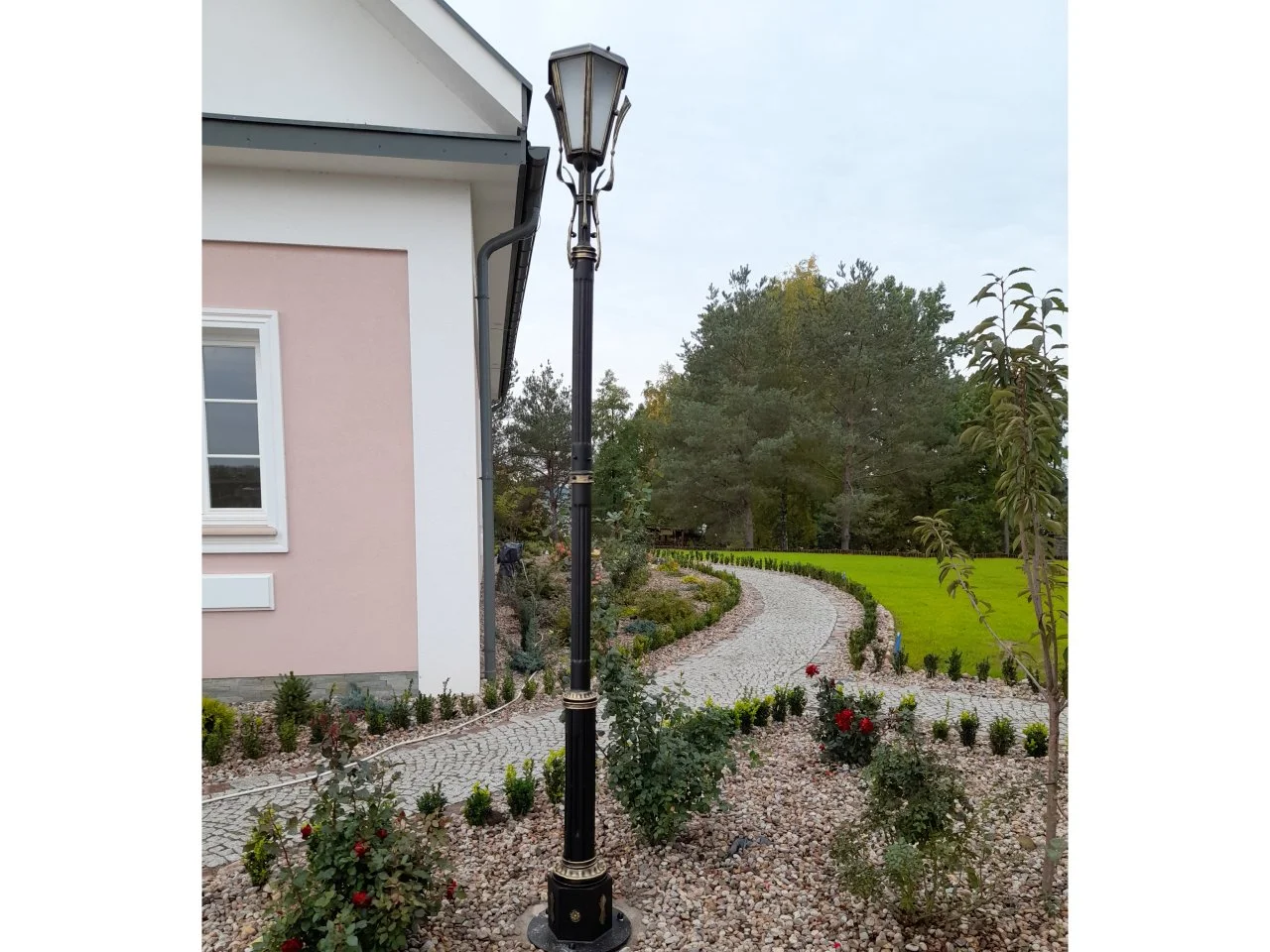 Latarnia Kuta Parkowa - Elegancja w Ogrodzie