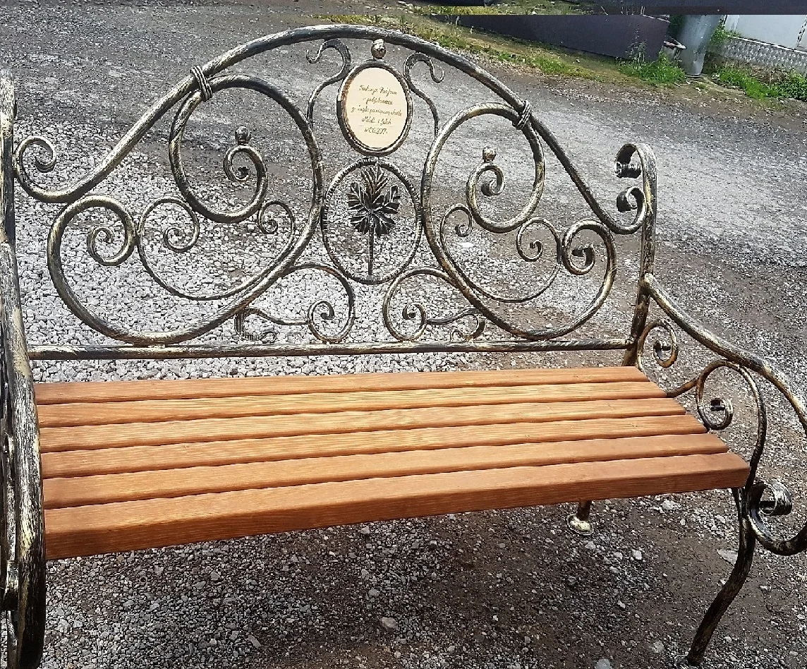 Ławka ogrodowa kuta z drewnem