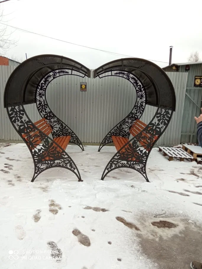 Ławki 'Serca' w zimowej scenerii parkowej