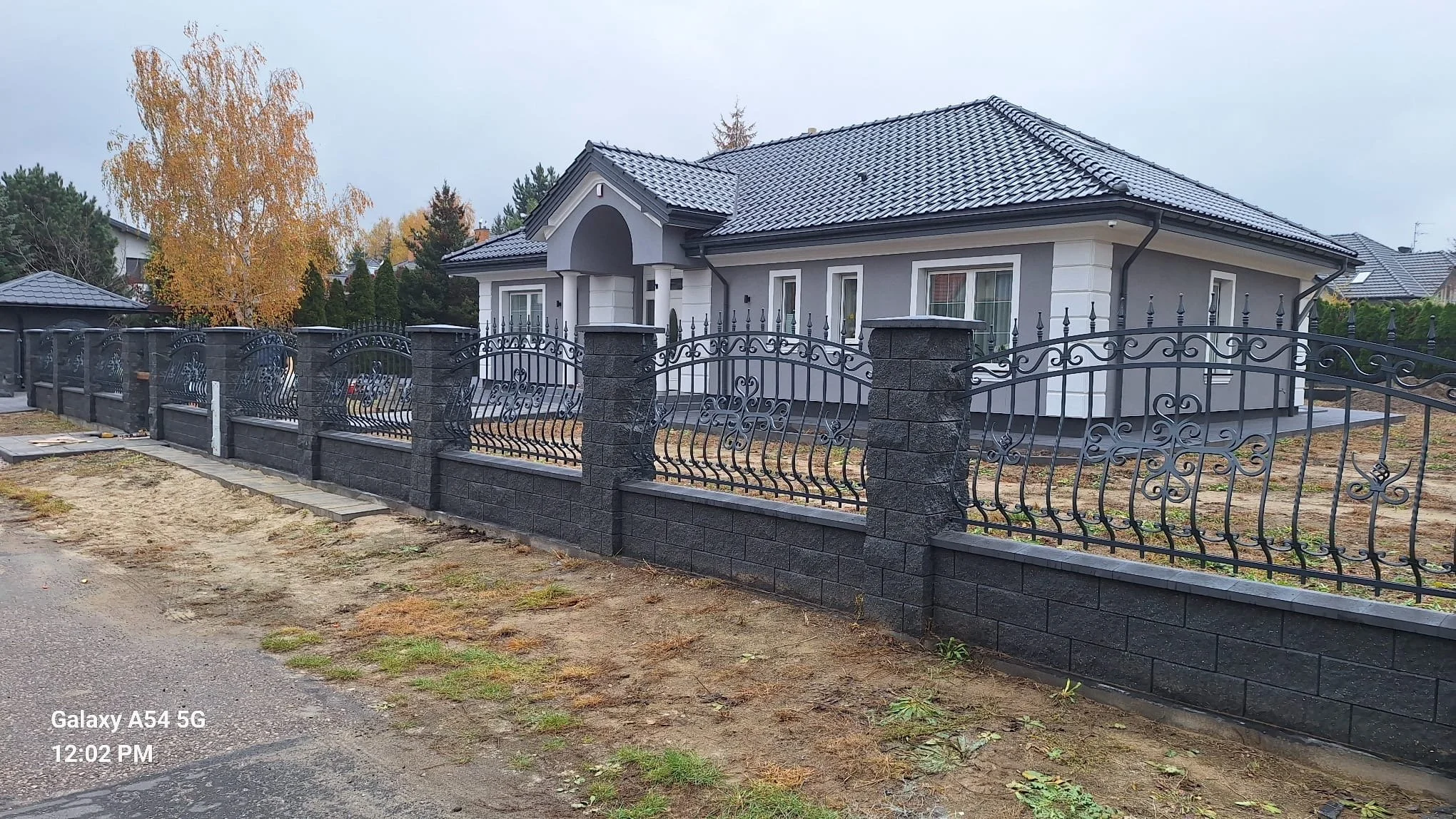 Linia Ogrodzenia Kute go z Filarami - Perspektywa Boczna