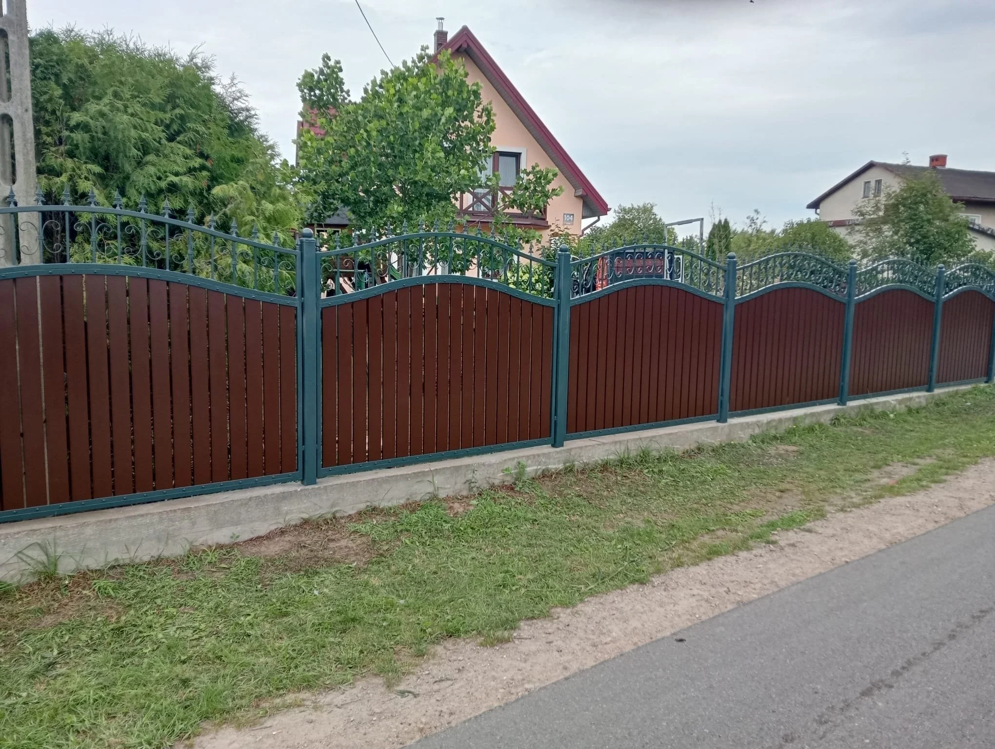 Długa Linia Ogrodzenia – Panele Ozdobne Kute