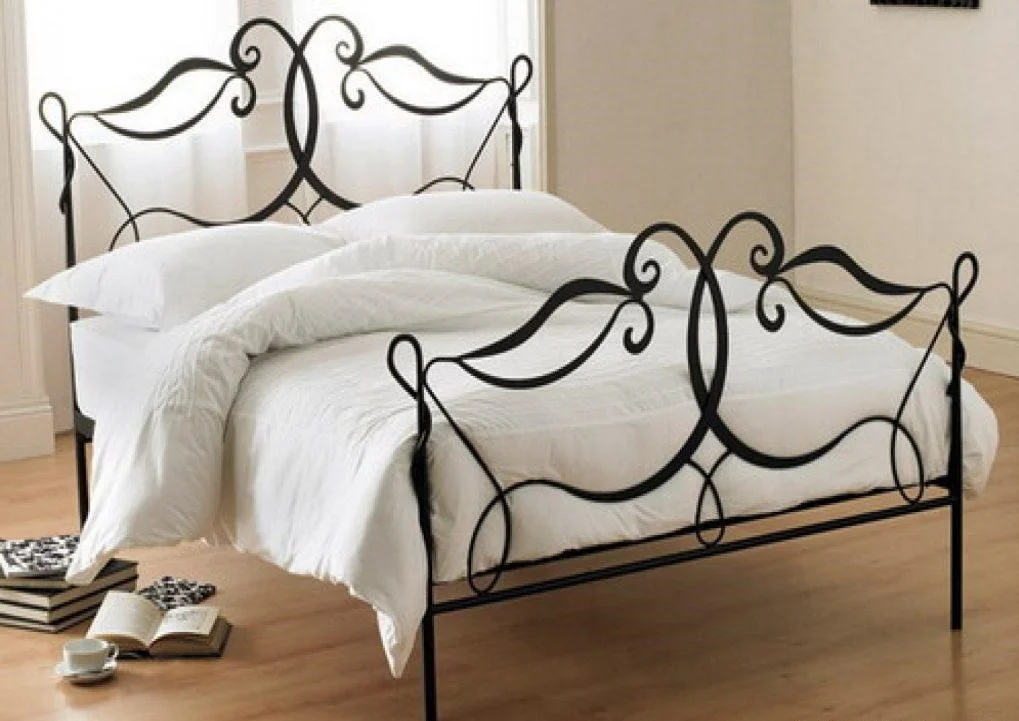 Czarne Łóżko Kute - Motyw Dużych Serc