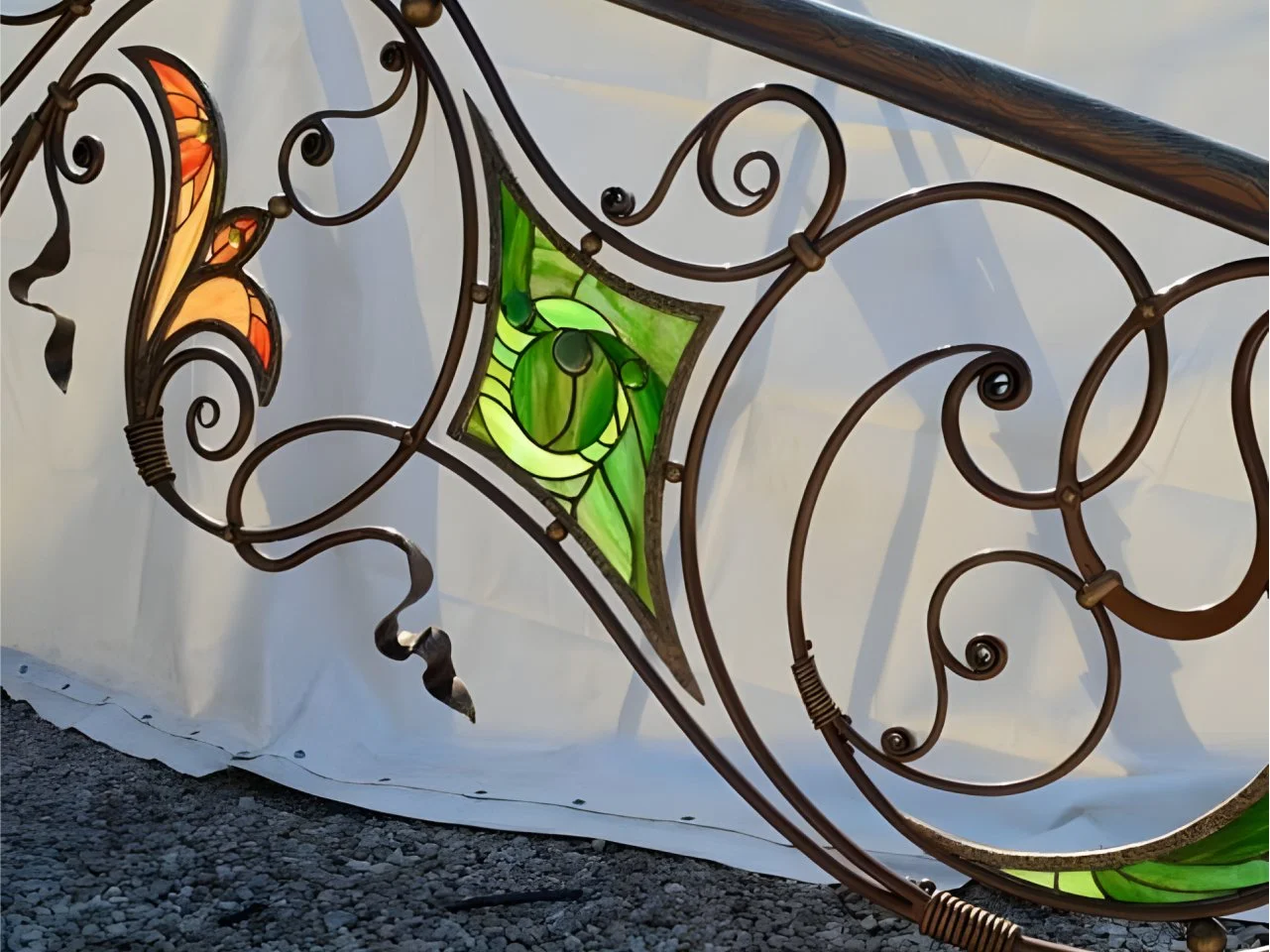 Luksusowa barierka kuta z witrażami