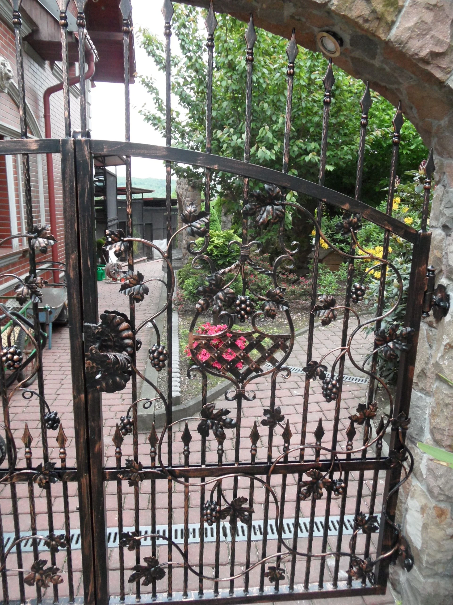 Luksusowa furtka kuta 'Winogrona' w kamiennym łuku