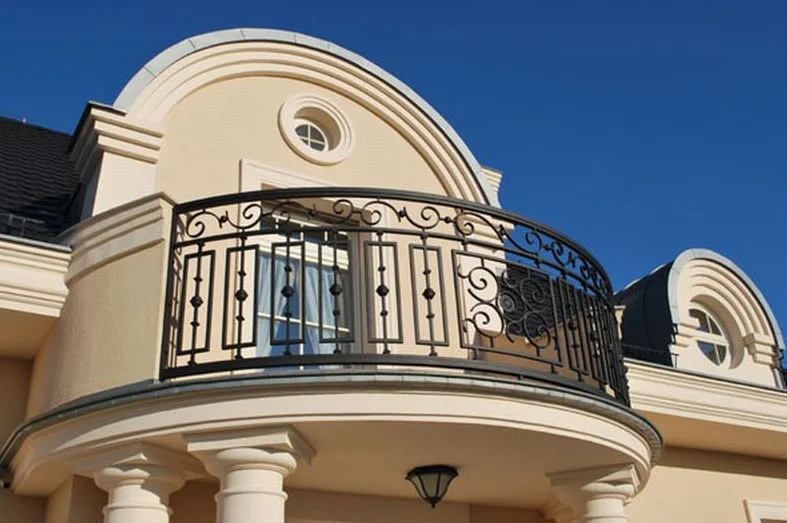 Luksusowa rezydencja z balkonami kutymi