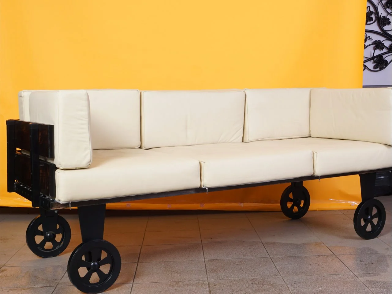Luksusowa sofa industrialna na kołach