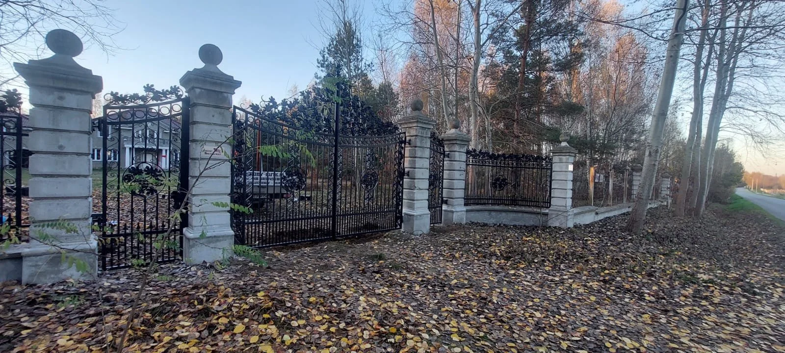 Luksusowe ogrodzenie kute - zakręt posesji