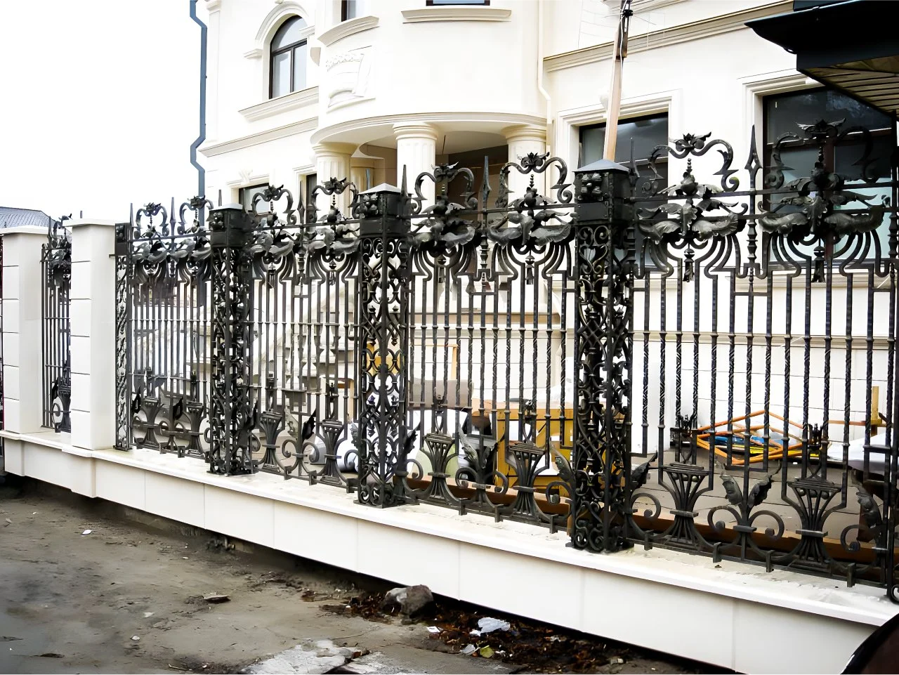 Luksusowe Ogrodzenie Posesji w Stylu Pałacowym